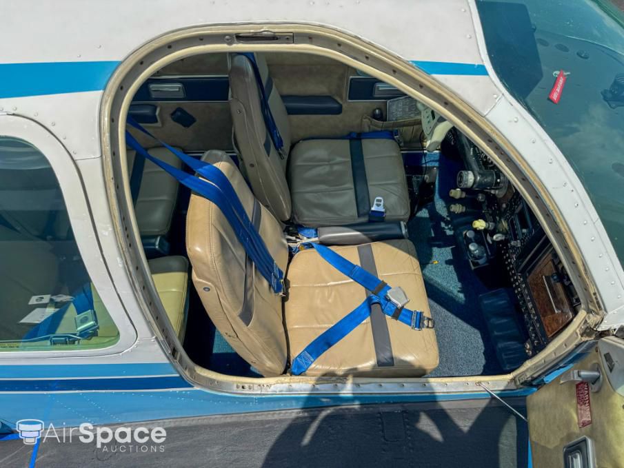 1972 Beechcraft V35B Bonanza - Interior