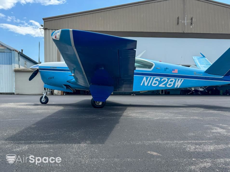 1972 Beechcraft V35B Bonanza - Exterior
