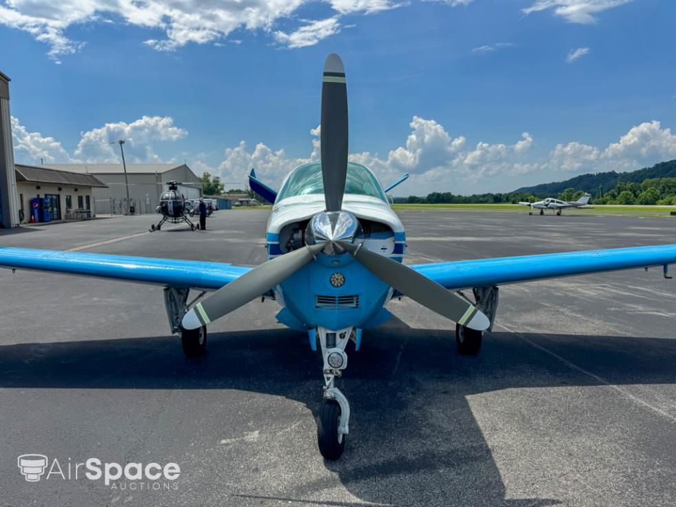 1972 Beechcraft V35B Bonanza - Exterior