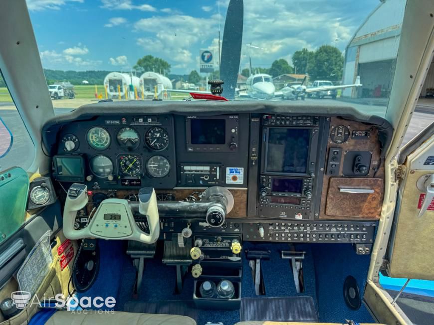 1972 Beechcraft V35B Bonanza - Interior