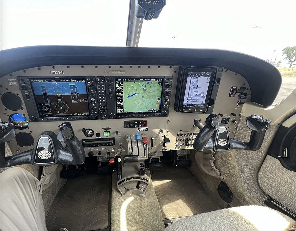 2004 Piper PA-32R-301T Saratoga 2 TC - Interior