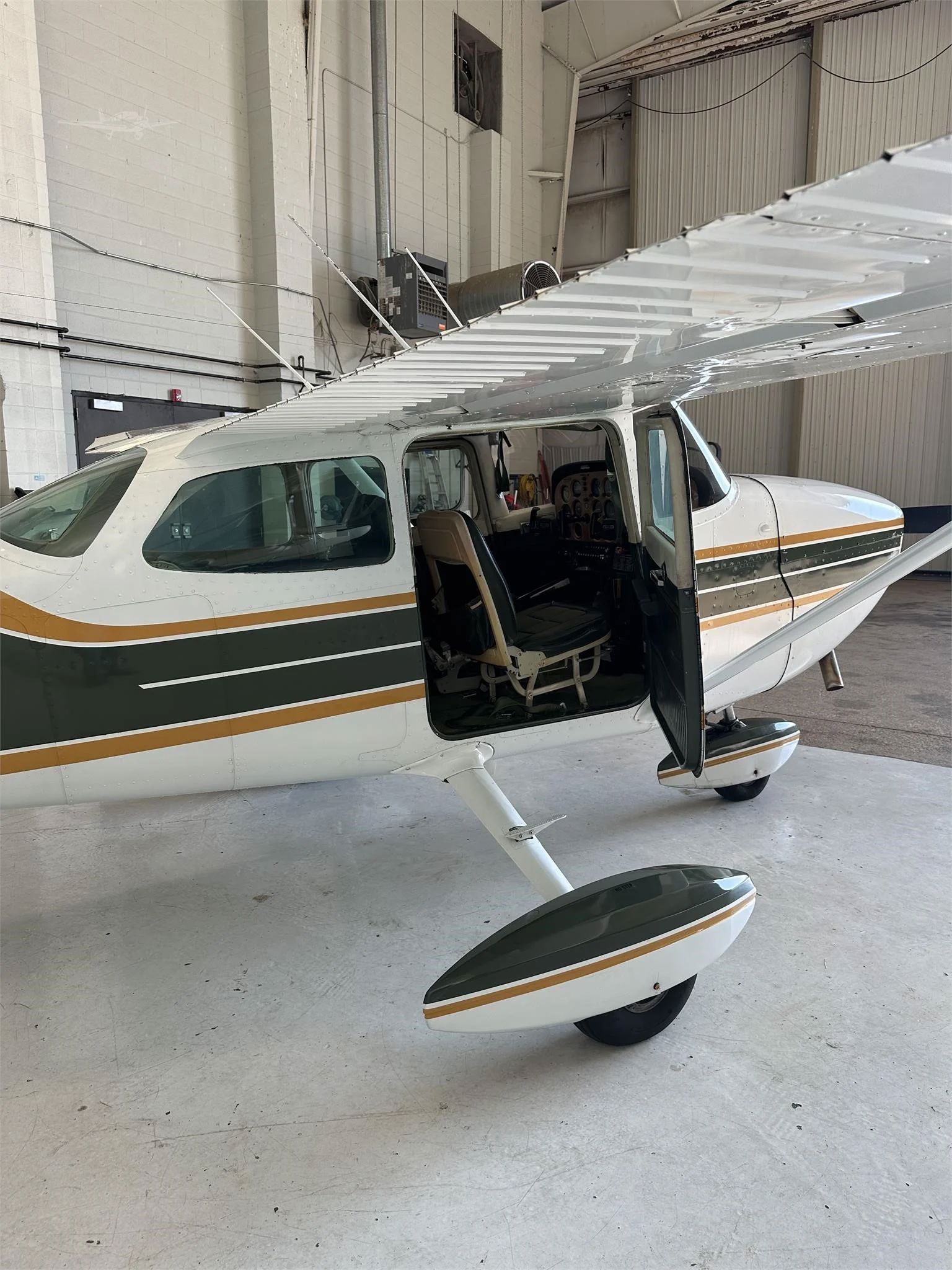1972 Cessna 172L - Exterior