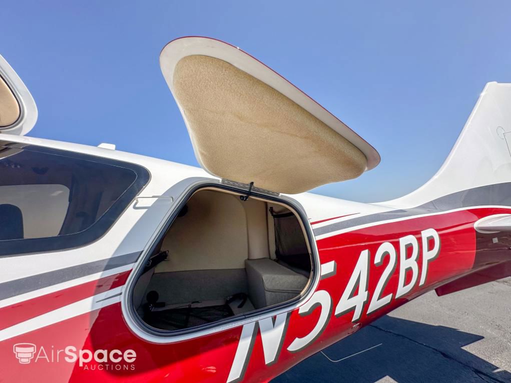 2006 Columbia 400 / LC41-550FG - Exterior