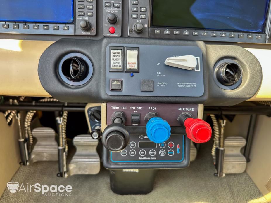 2006 Columbia 400 / LC41-550FG - Interior