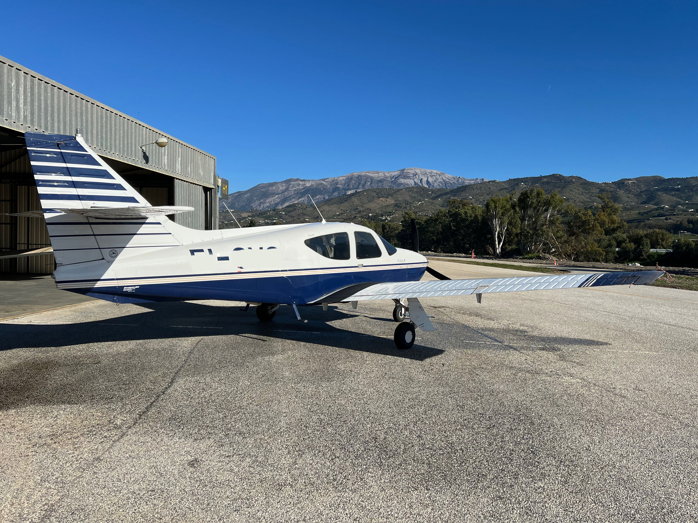 1974 Rockwell Commander 112A - Exterior