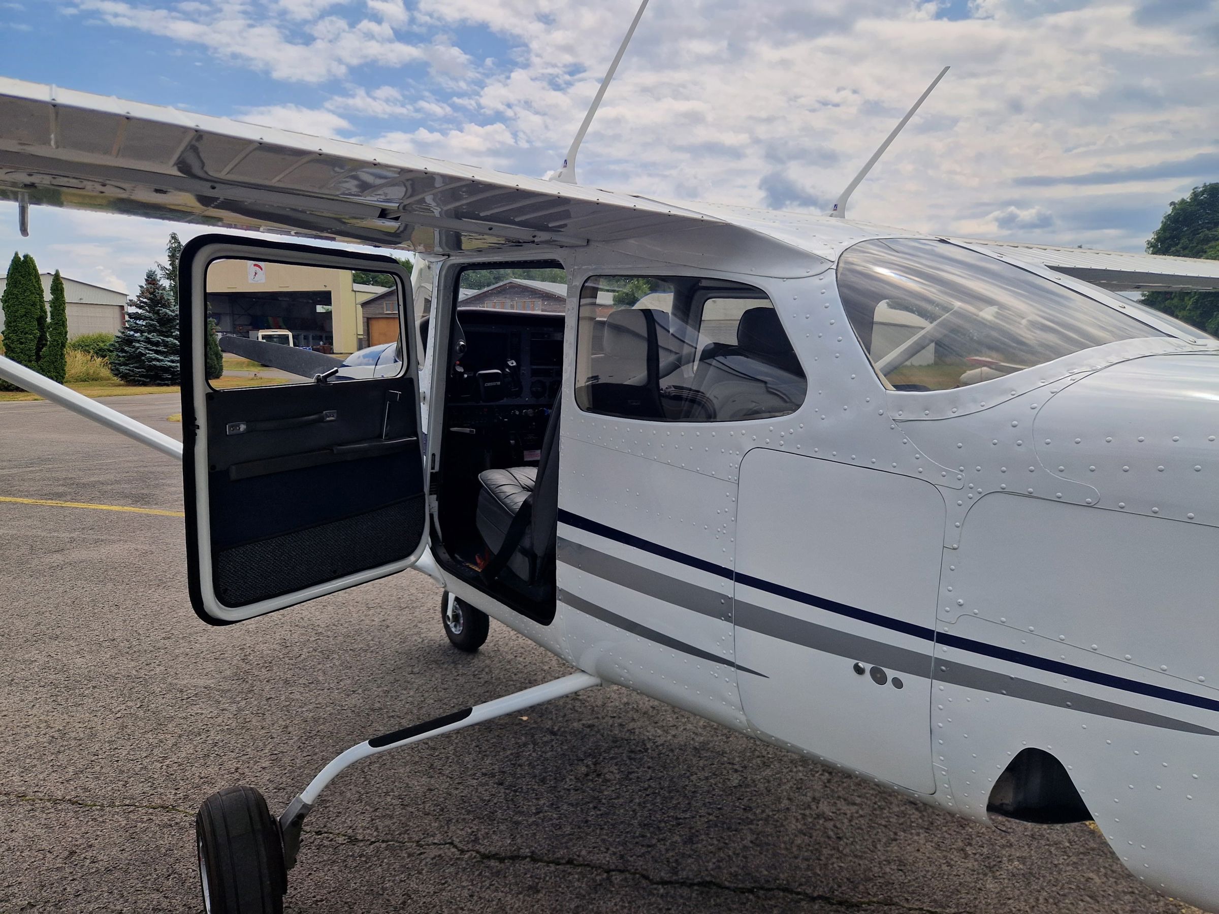 1980 Cessna 172RG Cutlass - Exterior