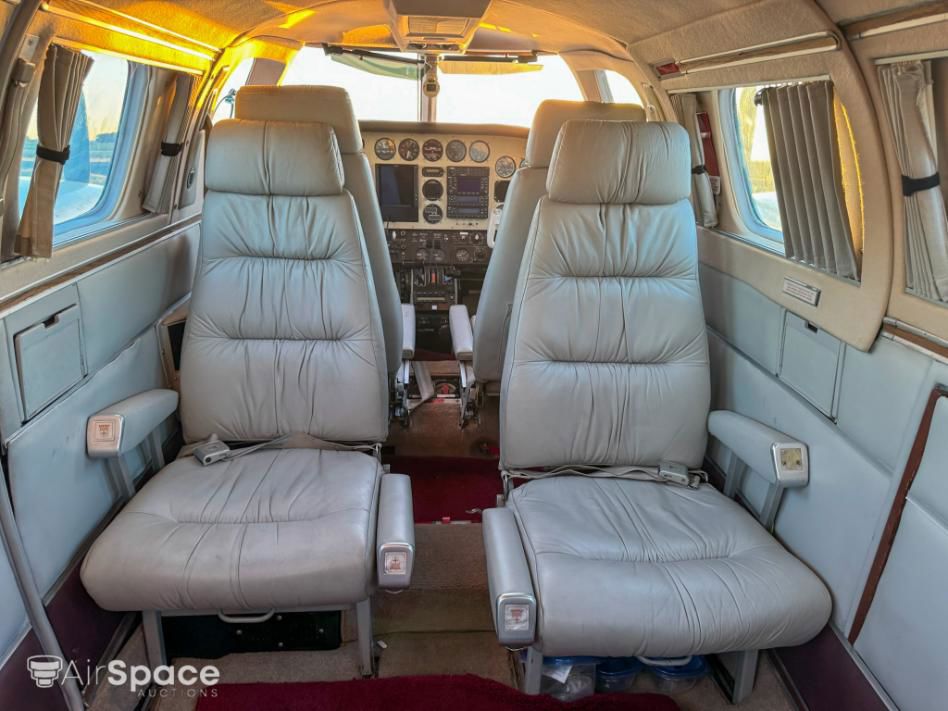 1976 Beechcraft 60 Duke - Interior