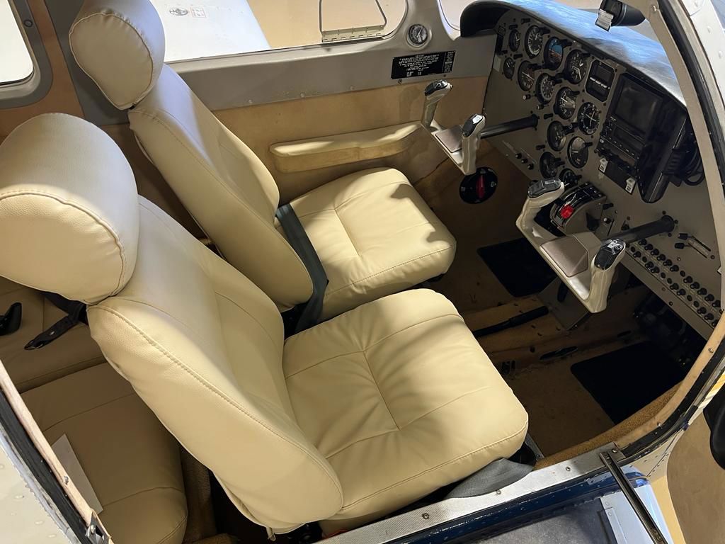 1994 Piper PA-28-181 Archer III - Interior