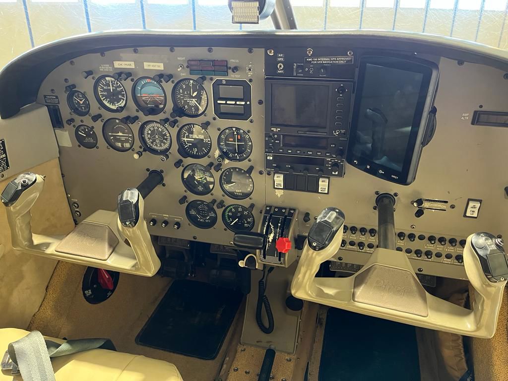 1994 Piper PA-28-181 Archer III - Interior