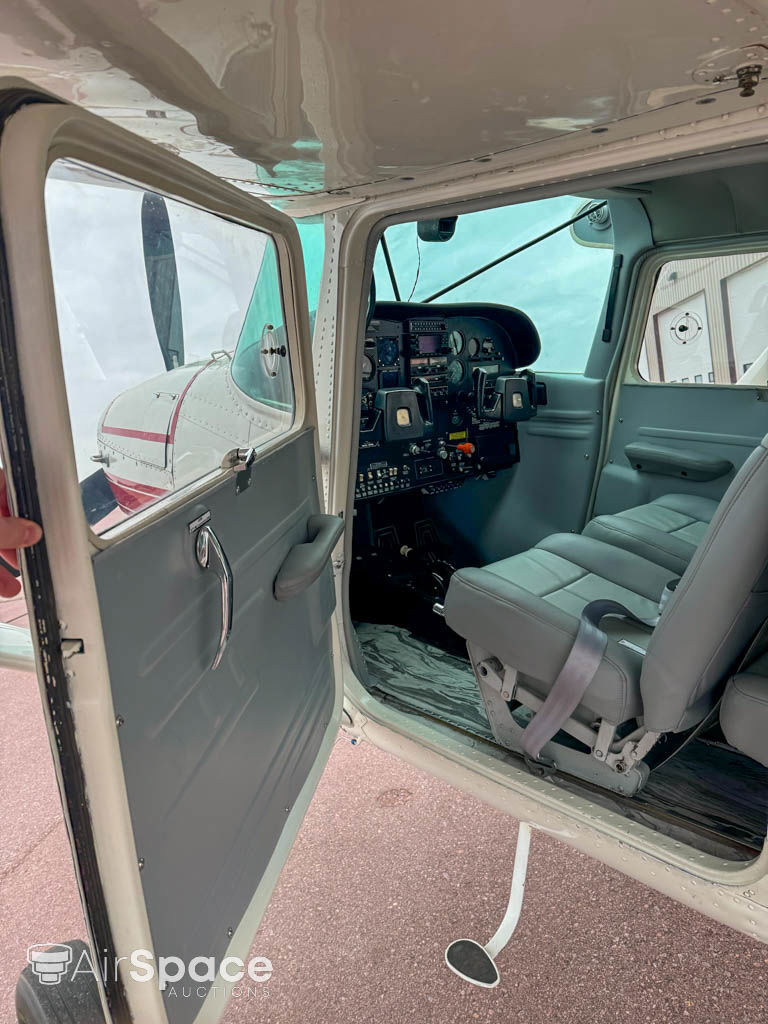 1976 Cessna A185F Skywagon - Interior