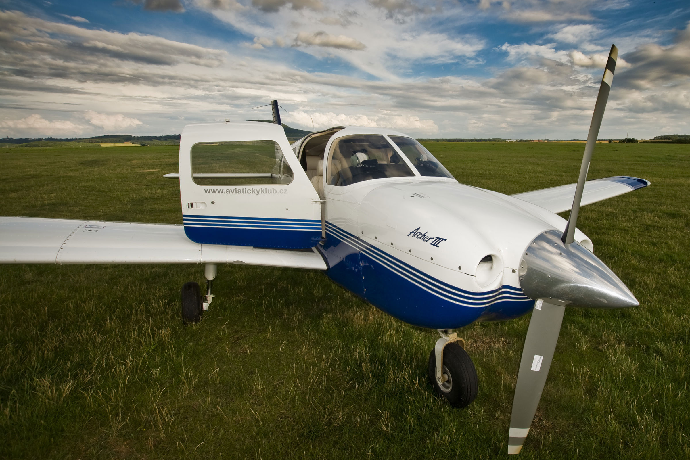 2000 Piper PA-28-181 Archer III - Exterior