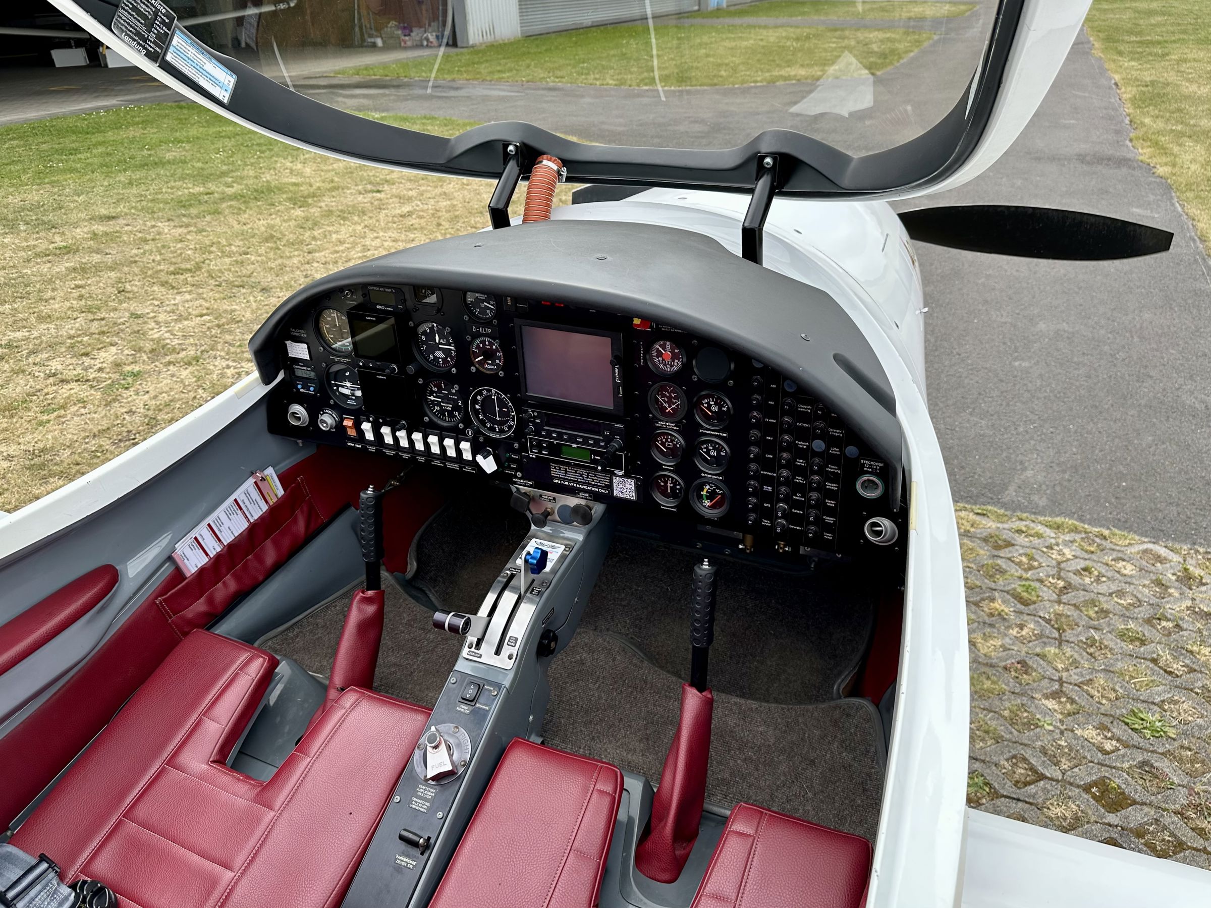 2012 Aquila A-210 - Interior