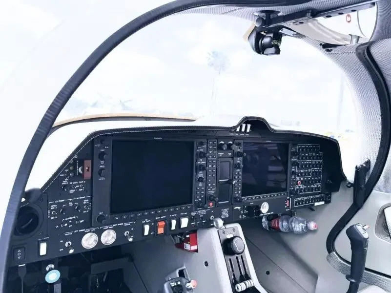 2017 Diamond DA62 - Interior