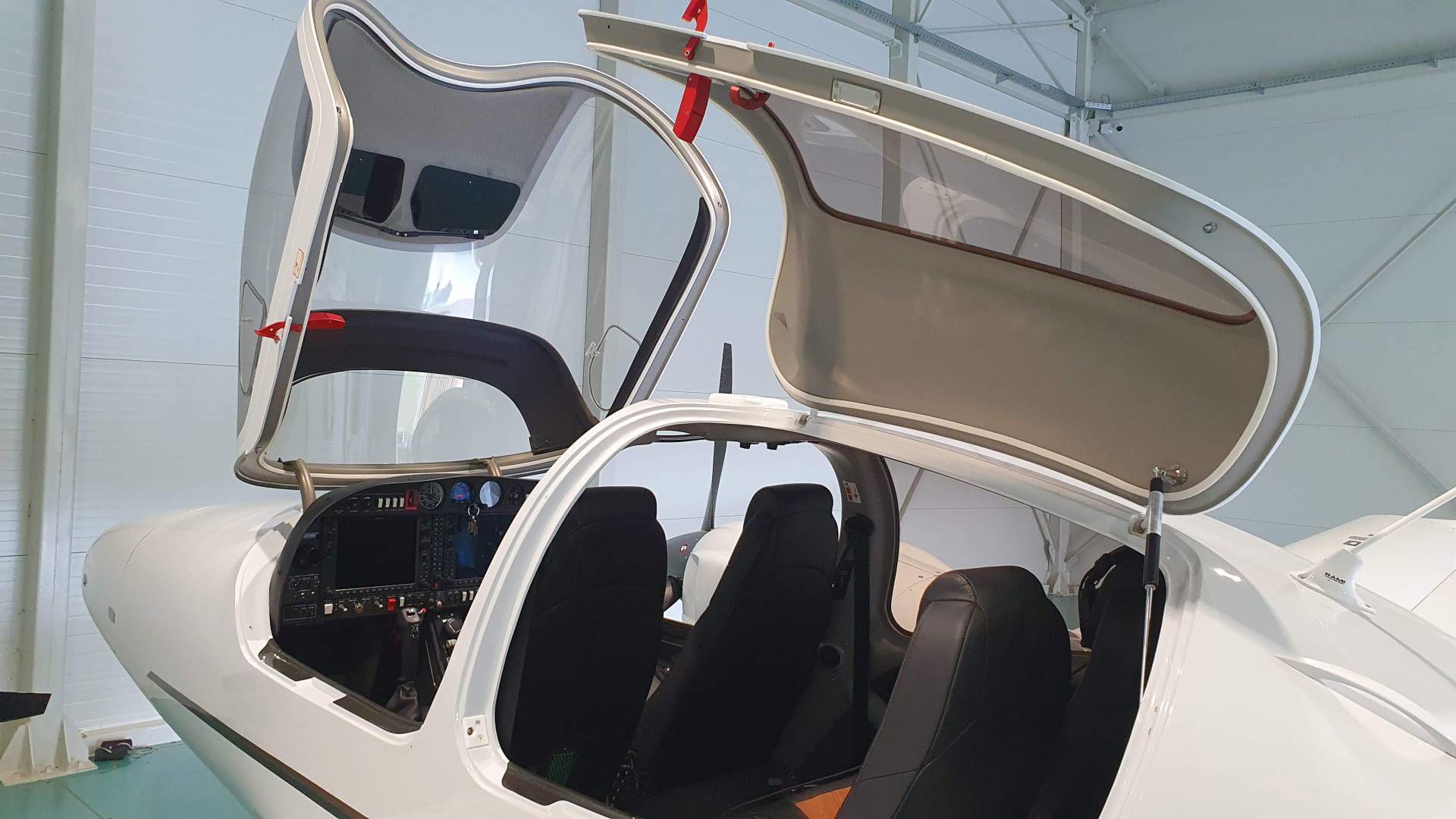 2022 Diamond DA42 NG - Interior