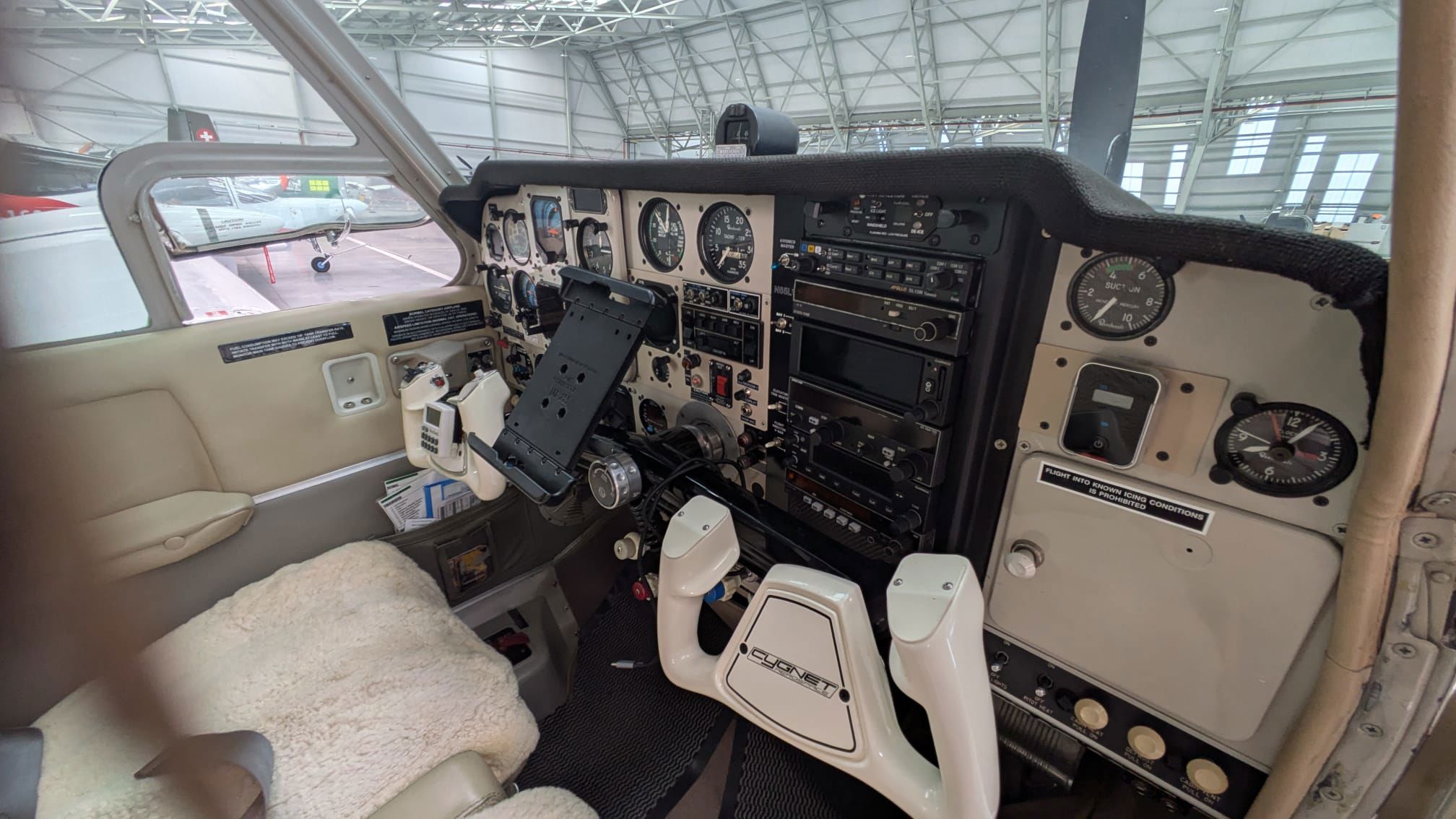 1966 Beechcraft 35 Bonanza - Interior