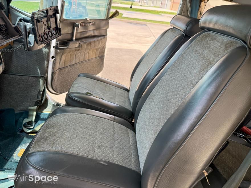 1975 Cessna 210L Turbo Centurion - Interior