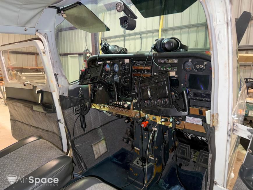 1975 Cessna 210L Turbo Centurion - Interior
