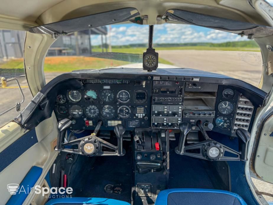 1975 Mooney M20C - Interior