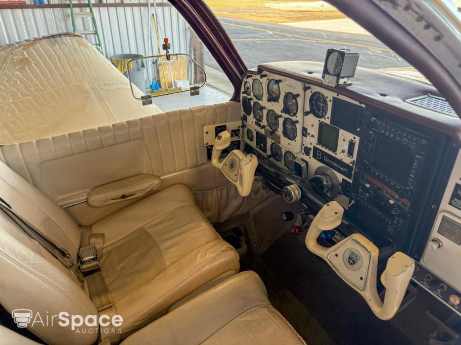 1966 Beech 35-C33A Debonair - Interior