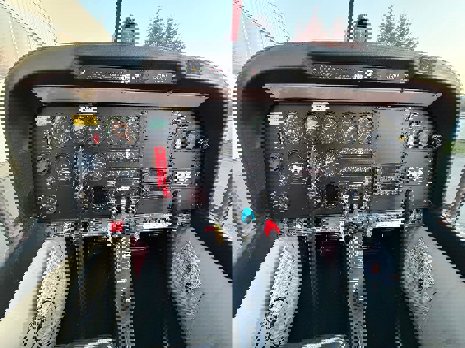 1988 Robin DR400-235 - Interior