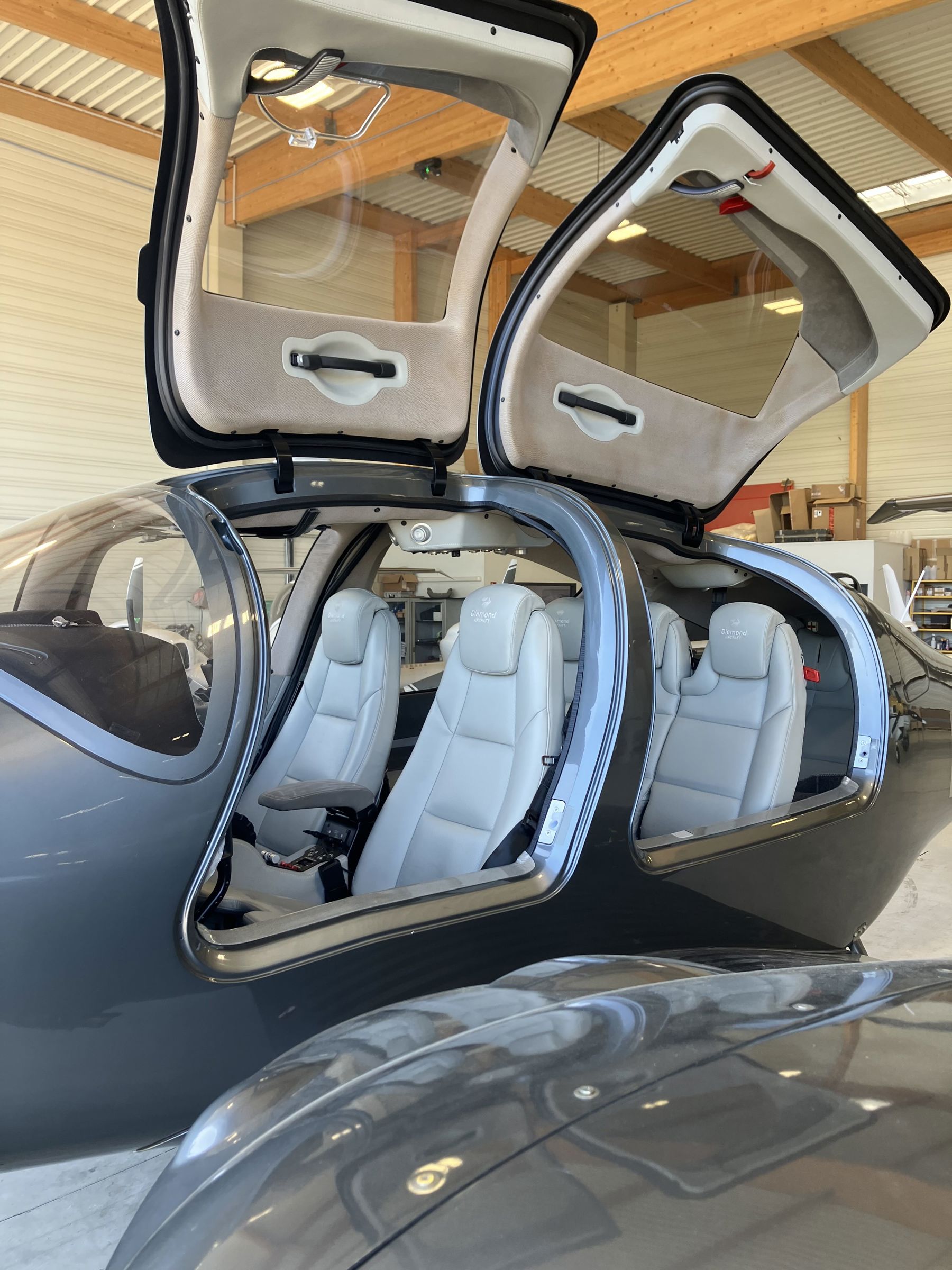 2021 Diamond DA62 - Interior