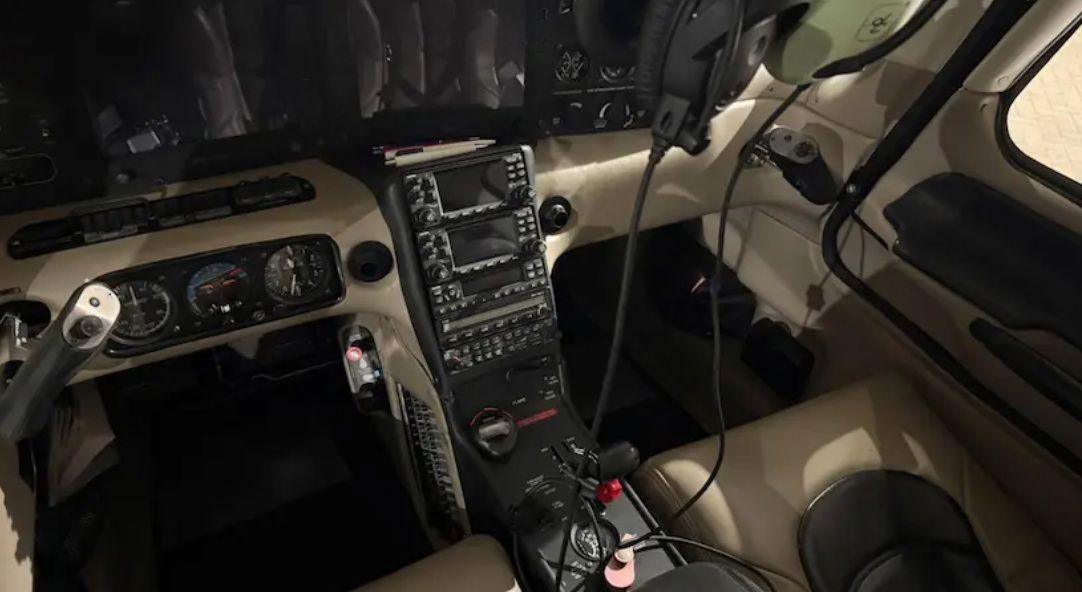 2004 Cirrus SR22 G2 - Interior