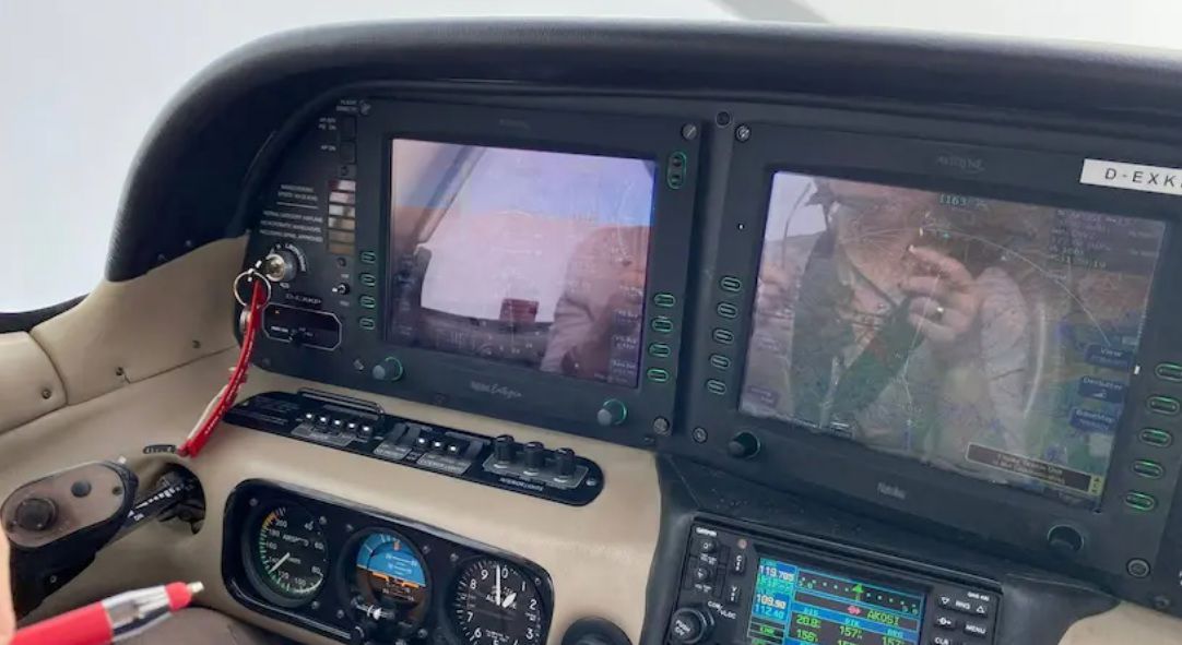 2004 Cirrus SR22 G2 - Interior