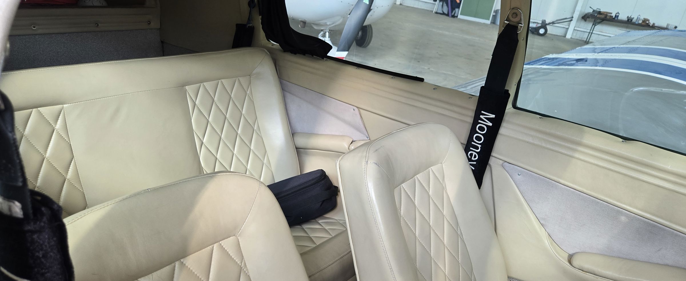 1979 Mooney M20J 201 - Interior