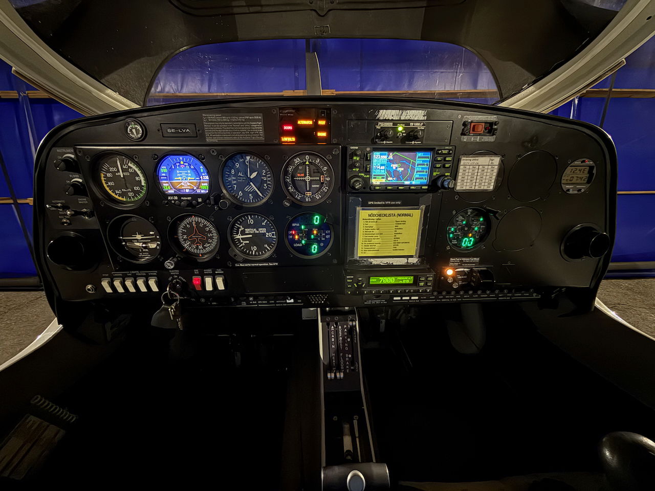 2004 Diamond DA40 D - Interior
