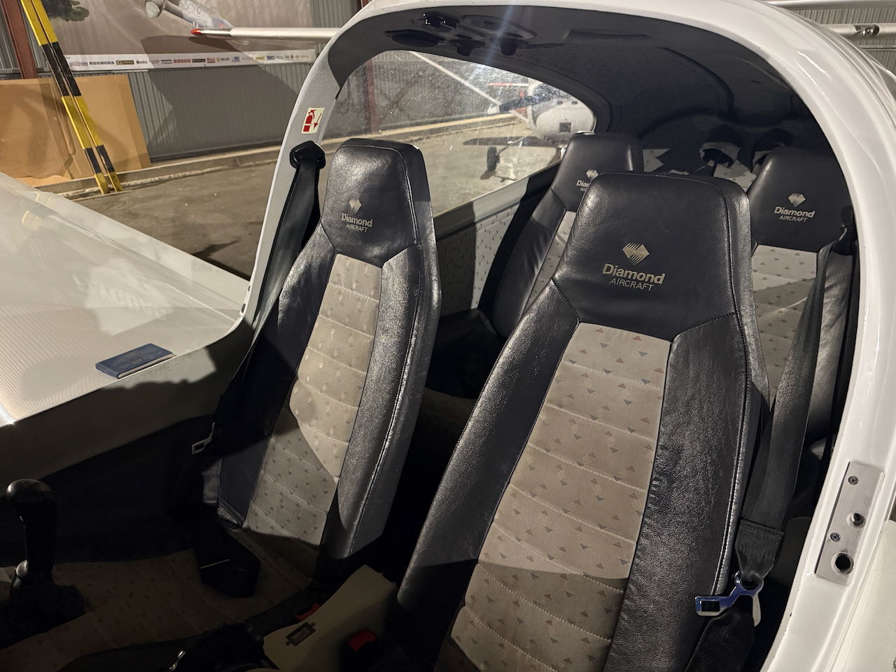 2004 Diamond DA40 D - Interior