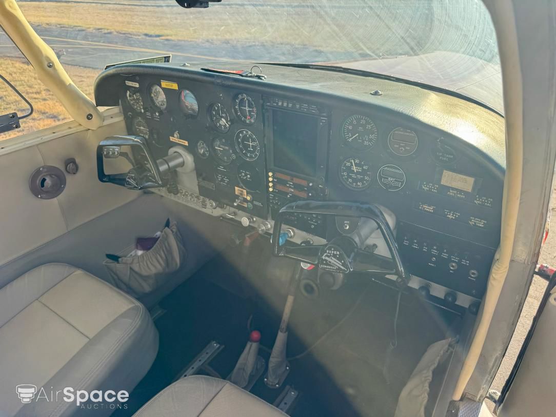1960 Piper PA-24-250 Comanche - Interior
