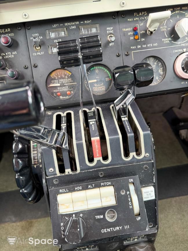 1973 Beech 60 Duke - Interior