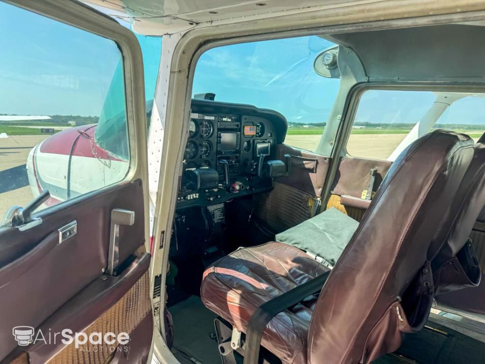 1985 Cessna 172P - Interior
