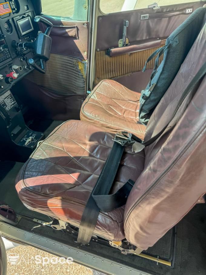 1985 Cessna 172P - Interior