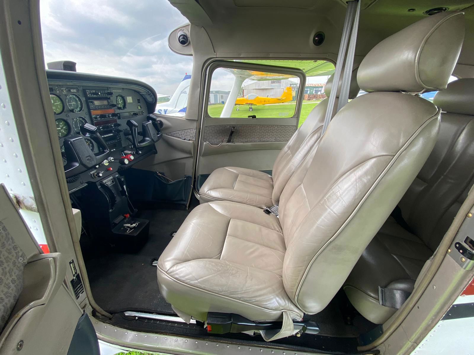 1999 Cessna 172S - Interior
