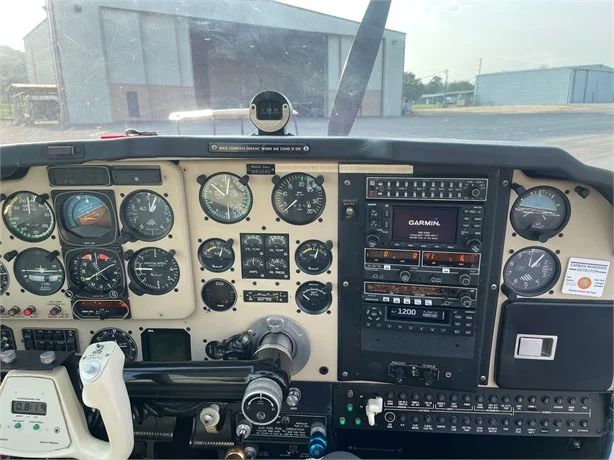 1991 Beechcraft F33A Bonanza - Interior