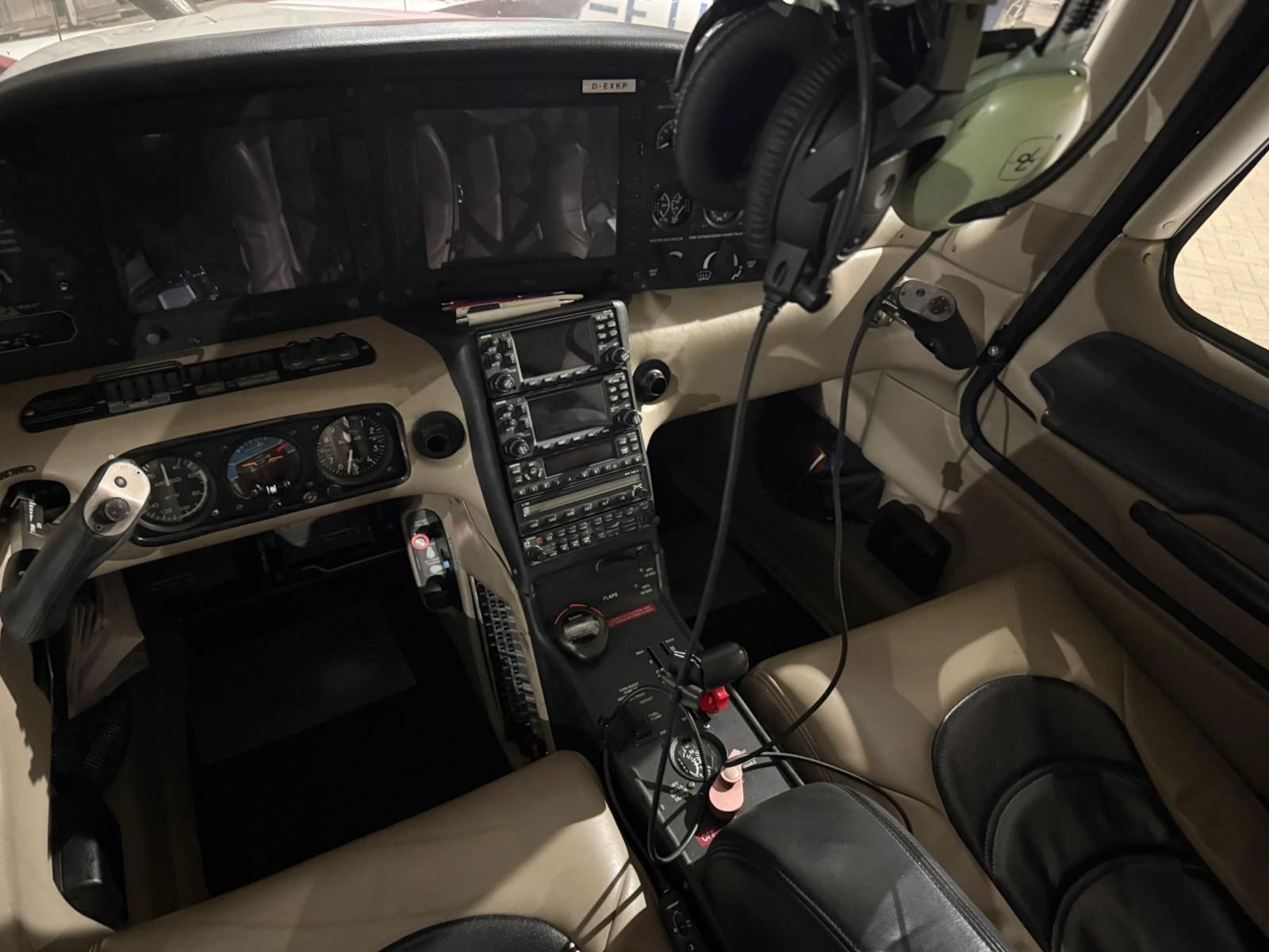 2004 Cirrus SR22 - Interior