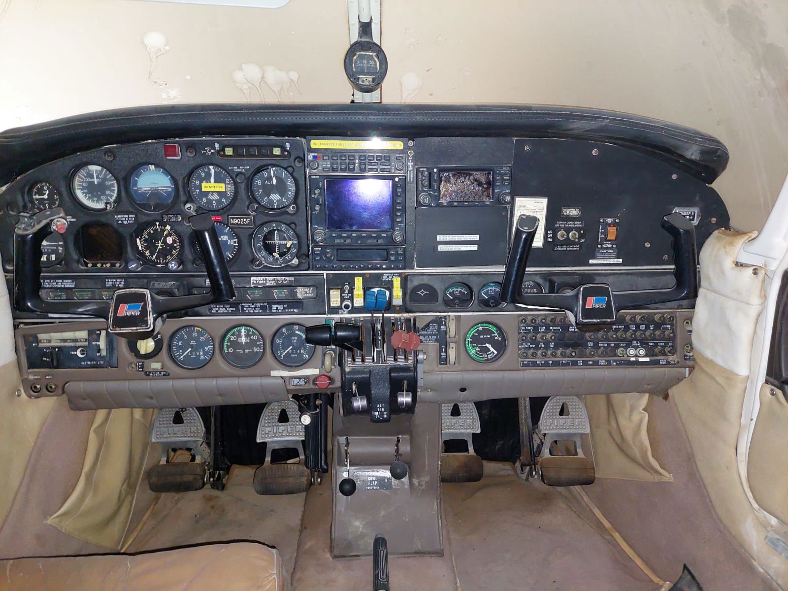 1977 Piper PA-34-200T Seneca II - Interior