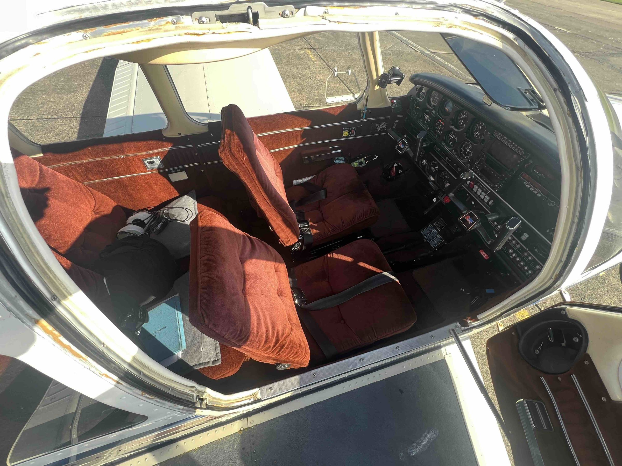 1984 Piper PA-28-236 Dakota - Interior